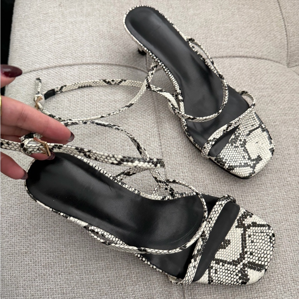 New Snake Loop Sandals - Picture 2 of 4